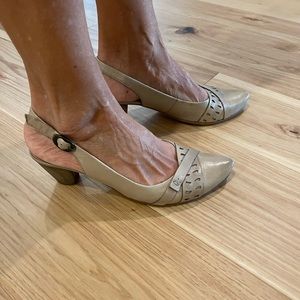 KARSTON kitten heel beige slides